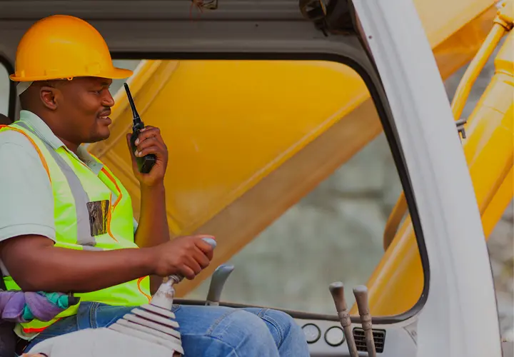 Operario habla por radio de minería